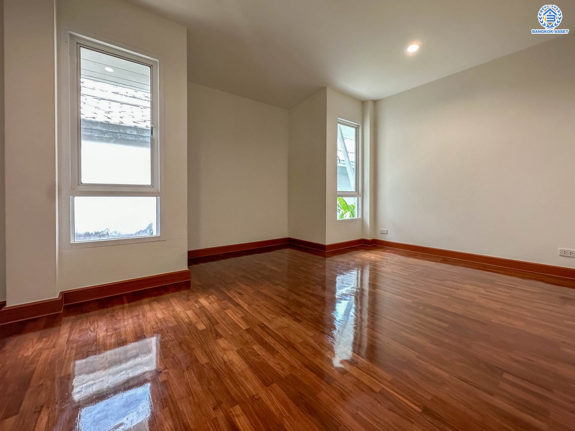 บ้านมือสองตกแต่งใหม่ โครงการ โนเบิล วานา วัชรพล ดีไซน์สุดโดดเด่น เนื้อที่ 67.5 ตร.ว. ฟังก์ชันจัดเต็ม 3 ห้องนอน 4 ห้องน้ำ 1 ห้องแม่บ้าน จอดรถได้ 2 คัน บนทำเลเดินทางสะดวก ใกล้เซ็นทรัลรามอินทรา, จุดขึ้นทางด่วน "สุขาภิบาล5-1" และรถไฟฟ้าสายสีชมพู "สถานีวัชรพล"